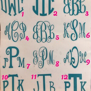 Puede incluir: Doce dise&ntilde;os de monogramas azul turquesa sobre un fondo blanco. Los dise&ntilde;os est&aacute;n numerados del 1 al 12. Los monogramas son de varios estilos, incluyendo cursiva, bloque y cursiva.