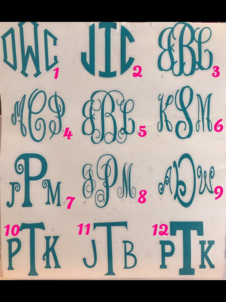 Puede incluir: Doce dise&ntilde;os de monogramas azul turquesa sobre un fondo blanco. Los dise&ntilde;os est&aacute;n numerados del 1 al 12. Los monogramas son de varios estilos, incluyendo cursiva, bloque y cursiva.