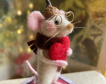 Needle felted wool white Mother’s Day mouse on holiday block, handmade animal, cute mice
