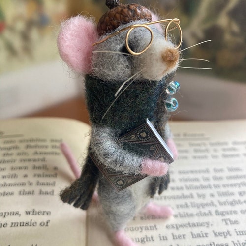 Petite souris grise feutrée à l'aiguille avec bonnet gland et écharpe en laine, animaux miniatures de maison de poupée, cadeau ami de la forêt, souris en laine, créature de livre de contes