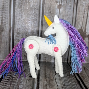 Unicorno in feltro cucito a mano: criniera multicolore, gambe snodabili