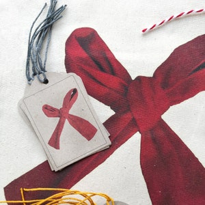 Set aus 5 roten Geschenkanhängern mit Schleife