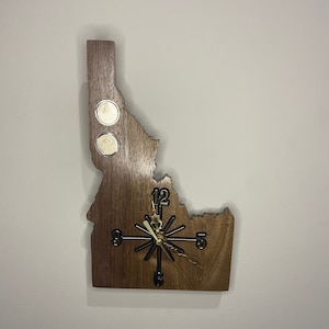 Idaho State Vierteluhr. Handgefertigt. Uhren können aus Kiefern-Rotzeder, Pappel, Kirschbaum, Eiche und Schwarznussholz hergestellt werden. Abgebildet Schwarznuss