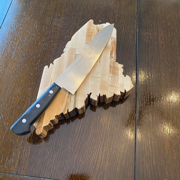 Tagliere a blocchi di macelleria del grano del bordo del Maine. Realizzato in legno d'acero. Fatto a mano. Può essere personalizzato e personalizzato. Disponibile in 3 misure.