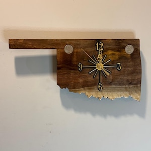 Reloj de pared artesanal con monedas de 25 centavos del estado de Oklahoma e incrustaciones. Variedad de maderas. Personalizable.
