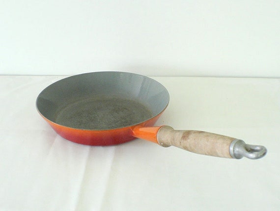 Le Creuset 24 Skillet, Red Enamel Cast Iron Frying Pan, Flame Orange Le  Creuset Made in France, Cast Iron Cooking Pan Gift for Cook 