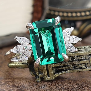 Anel de Noivado com Esmeralda de 4 quilates, Corte Esmeralda, Anel de Noivado em Ouro Maciço 14K, Anel Cluster com Moissanita, Anel de Promessa, Presente de Aniversário