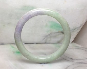 Parte superior del brazo de color verde claro con manchas de brazalete de jade de lavanda