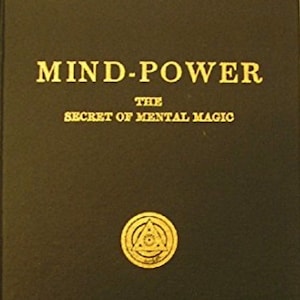 Puede incluir: Un libro de tapa dura con el título "MIND-POWER" en letras doradas y un emblema circular dorado. El subtítulo es "THE SECRET OF MENTAL MAGIC" de William Walker Atkinson.