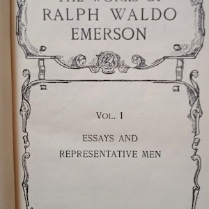 Może przedstawiać: Czarno-białe zdjęcie okładki książki z ozdobną ramką. Tytuł brzmi "The Works of Ralph Waldo Emerson", a podtytuł "Vol. I Essays and Representative Men". Książka została wydana w Londynie przez George Bell and Sons w 1904 roku.