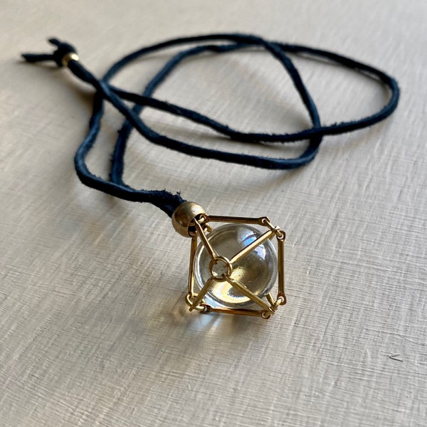 collier orbe en verre amovible avec cuir suédé noir et laiton