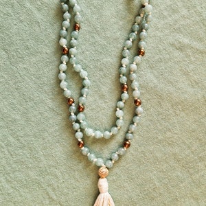 WHITE TARA MALA long jade necklace Lotus seed Silk tassel Myanmar Jade in sage green Yoga Necklace Yoga Mala imagen 5