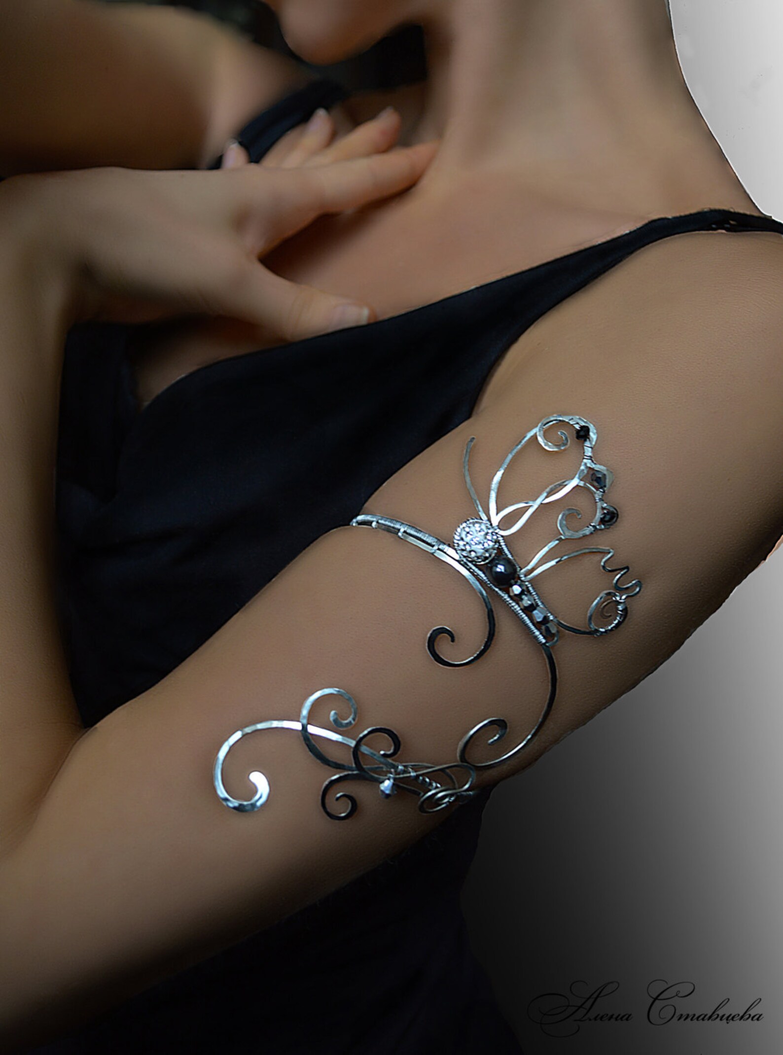 Манжеты Me Seduce Queen of hearts Arabesque, черные, OS 0T-00010538 - Me Seduce - Перчатки, манжеты, наручники, браслеты - Купить