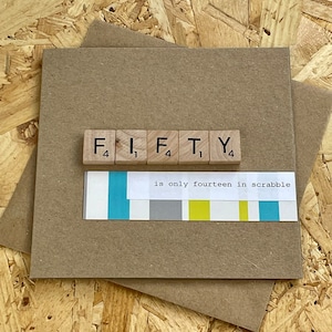 Carte du 50e anniversaire « Cinquante ans n'a que quatorze ans au Scrabble ». Carte faite main, Cinquante, rigolotes, tuiles de scrabble en bois