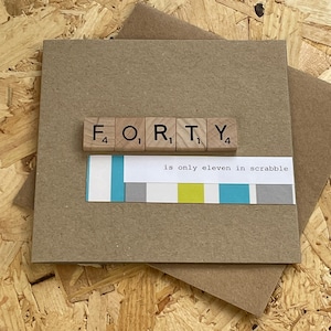 Carte pour 40e anniversaire La quarantaine équivaut à onze ans au Scrabble. Carte faite main, Quarante, rigolotes, tuiles de scrabble en bois