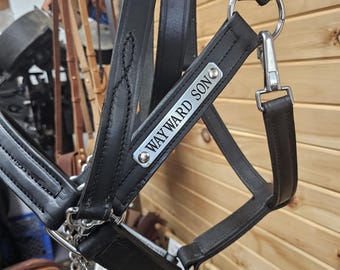 Schweres Leder vom Fass, Pferdehalfter - 3,5 cm breites schwarzes Ledergeschirr - Dreifach genähtes Personalisiertes Namensschild aus Edelstahl oder massivem Messing