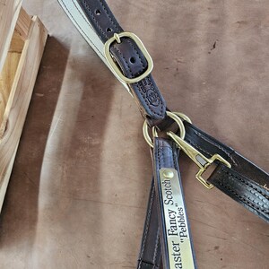 Handgefertigte Pferdehalfter aus Leder in der Farbe Braun in Braun mit Edelstahl-Hardwares m/Kehlverschluss Bild 4