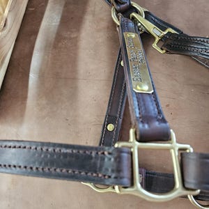 Handgefertigte Pferdehalfter aus Leder in der Farbe Braun in Braun mit Edelstahl-Hardwares m/Kehlverschluss Bild 2