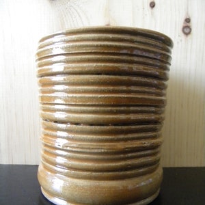 Olla de gres de oro acanalado