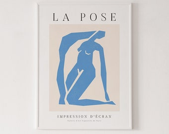 La Pose Poster. Ein figuratives Gemälde einer Frau in Blau als Galerie-Ausstellungsplakat