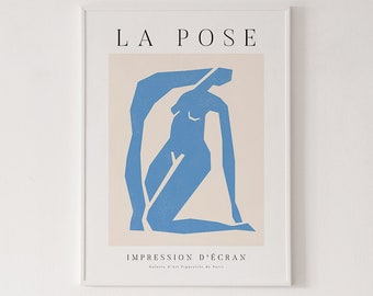 La Pose Poster. Ein figuratives Gemälde einer Frau in Blau getarnt als Galerie-Ausstellungs-Poster