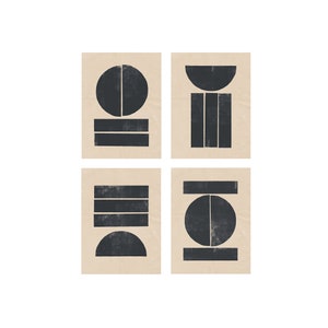 Op de afbeelding: Set van vier minimalistische kunstprints met geometrische vormen in zwart op een beige achtergrond. De vormen omvatten cirkels, halve cirkels en rechthoeken.