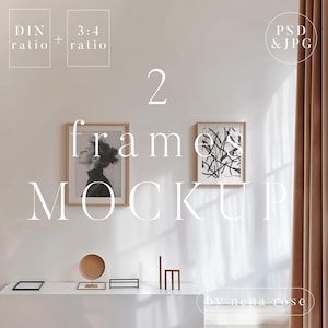 Puede incluir: Dos maquetas enmarcadas en una pared blanca con un estante blanco debajo. Los marcos son de madera y tienen imágenes en blanco y negro en su interior. El estante tiene un objeto redondo de madera, un objeto rectangular negro y un pequeño taburete de madera.