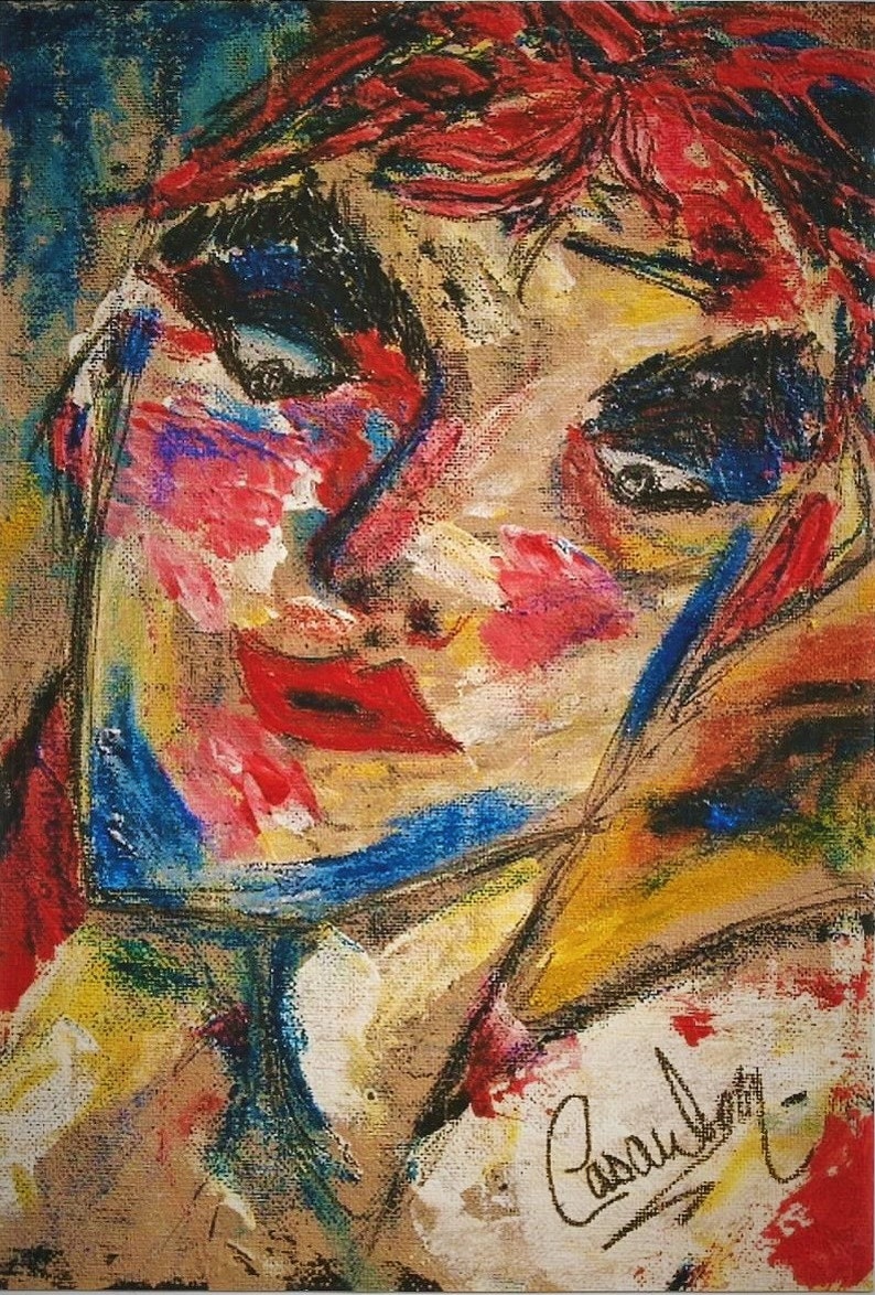 Op de afbeelding: Abstracte schildering van een gezicht met rode, blauwe, gele en witte verf. Het gezicht is gedeeltelijk bedekt door een gele en bruine vorm. De handtekening van de kunstenaar, "Casaudon", staat in de rechterbenedenhoek.