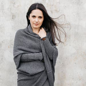 アルパカウールのオーバーサイズルーズコクーンカーディガン、ロングウールセーター、女性へのギフト、ライトグレーのニットシュラッグ、ボヘミアンラップ、ボヘミアンコート、ロマンティックスタイル
