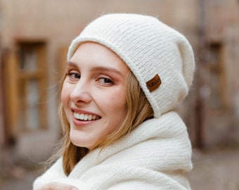 Bonnet blanc d’alpaga slouchy pour des femmes. Bonnet d’hiver en tricot chunky