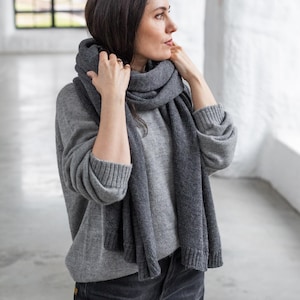 Schal aus Alpakawolle. Grauer Deckenschal, Dunkelgrauer Oversized Schal für Frauen, Weiss, Beige extra Langes Winter Alpaka Tuch