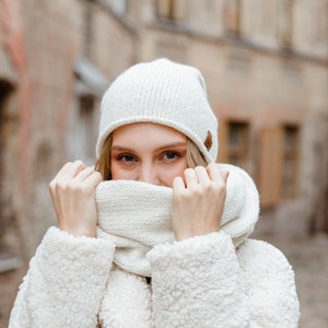 Alpaca wool infinity scarf. Chunky white snood. Gray scarf for women image 4