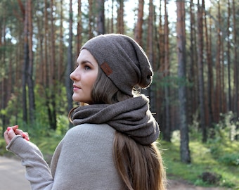 Set of Alpaca wool infinity Scarf with leather bracelet and Hat in Brown