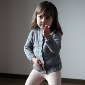 木製ボタン付きグレーのベビーアルパカセーター、女の子用ニットプルオーバー、ピンクニット幼児、ナチュラルホワイト幼児、子供用ジャンパー、子供用ウールカーディガン