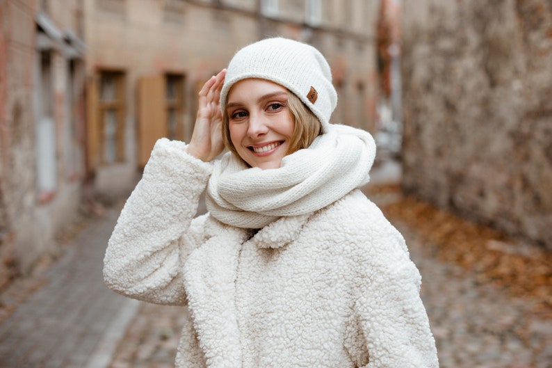 Alpaca wool infinity scarf. Chunky white snood. Gray scarf for women image 5