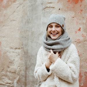 Alpaca wool infinity scarf. Chunky white snood. Gray scarf for women image 2