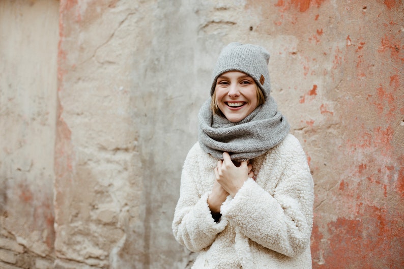 Alpaca wool infinity scarf. Chunky white snood. Gray scarf for women image 2