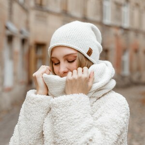 Alpaca wool infinity scarf. Chunky white snood. Gray scarf for women image 7