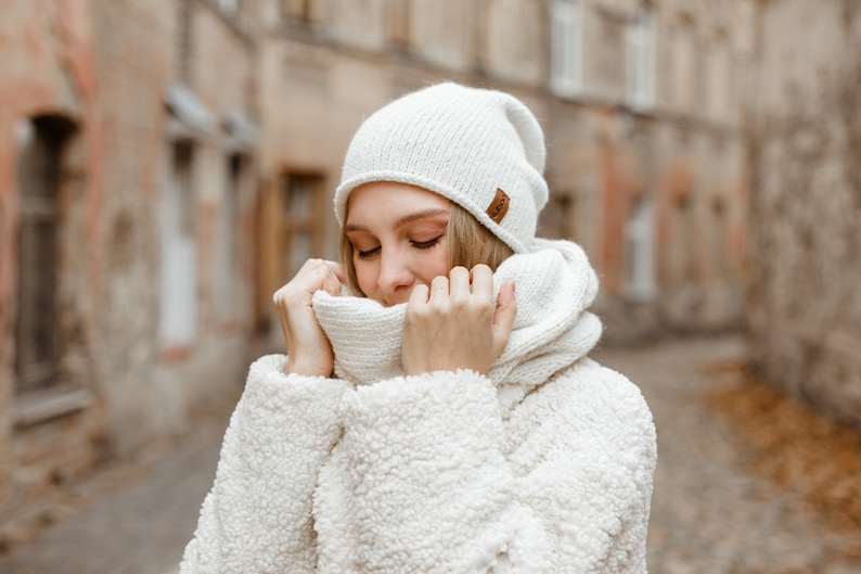 Alpaca wool infinity scarf. Chunky white snood. Gray scarf for women image 7