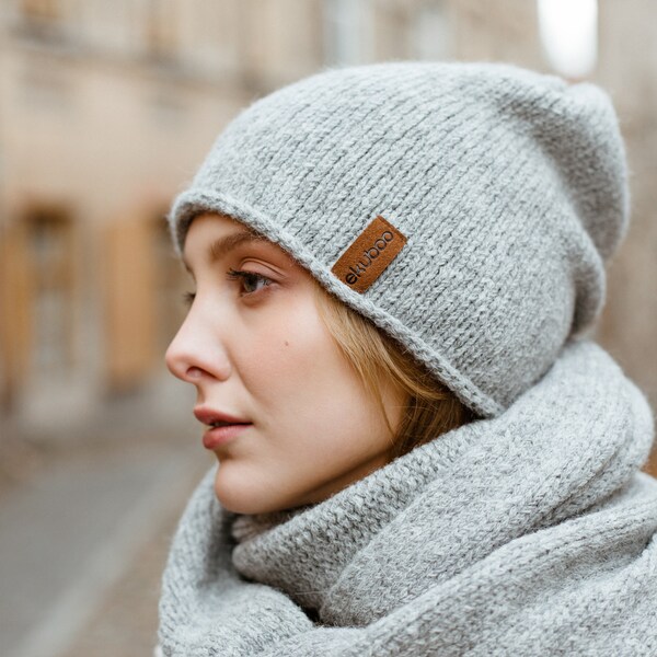 Bonnet gris d’alpaga slouchy pour des femmes. Bonnet d’hiver en tricot chunky