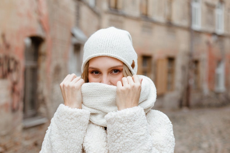 Alpaca wool infinity scarf. Chunky white snood. Gray scarf for women image 4