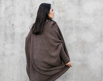 Cardigan marrone alpaca, cardigan bozzolo oversize in lana, maglione lungo, regalo donna, scrollata di spalle grigia in maglia, involucro boho, cappotto boho, stile romantico