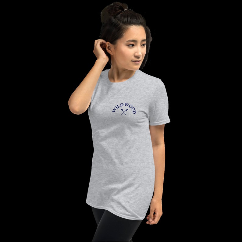 Puede incluir: Una camiseta gris jaspeada con un gr&aacute;fico azul marino de remos cruzados y el texto "WILDWOOD".