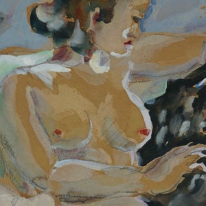 Puede incluir: Una pintura de acuarela de una mujer desnuda con cabello rojo sentada con su brazo apoyado en una superficie oscura. El cuerpo de la mujer est&aacute; pintado en tonos de marr&oacute;n y beige, con toques de rosa y morado. El fondo es de un azul suave.