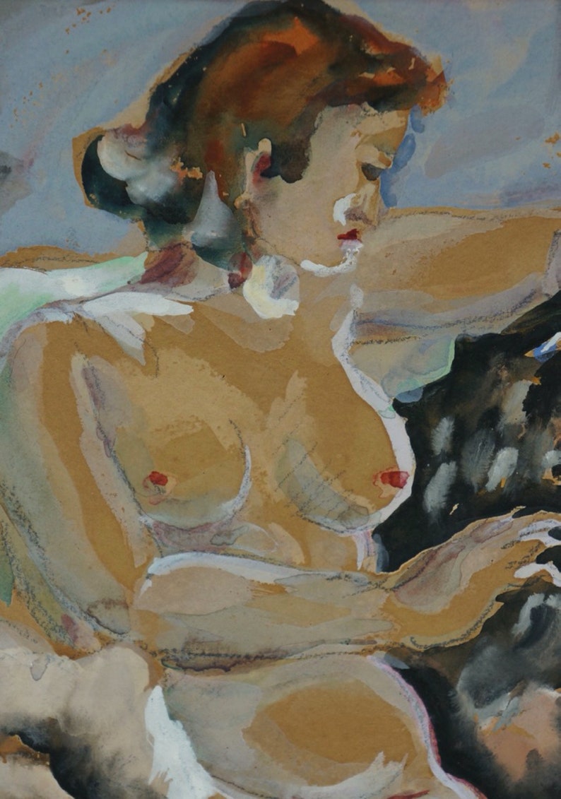 Puede incluir: Una pintura de acuarela de una mujer desnuda con cabello rojo sentada con su brazo apoyado en una superficie oscura. El cuerpo de la mujer est&aacute; pintado en tonos de marr&oacute;n y beige, con toques de rosa y morado. El fondo es de un azul suave.