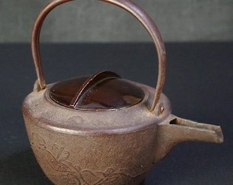 Antique Japan Choshi iron kettle Tetsubin sand cast art 1800 lost wax craft