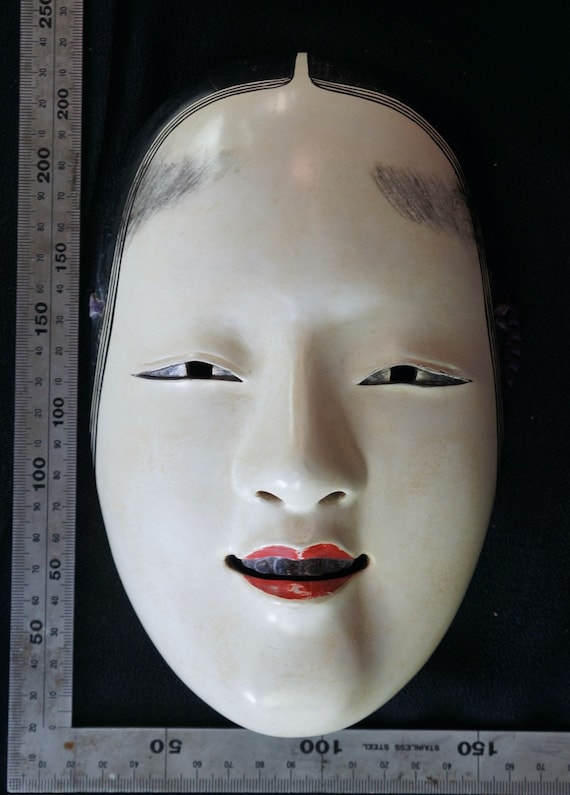 伝統的な日本の木製の能面小面