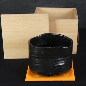 ruirui　玄々斎作　黒釉　稲笠香合　十四代淡々斎極め箱　M　R6990 玄釉 S宝ひん – HULS GALLERY TOKYO | 現代工芸ギャラリー