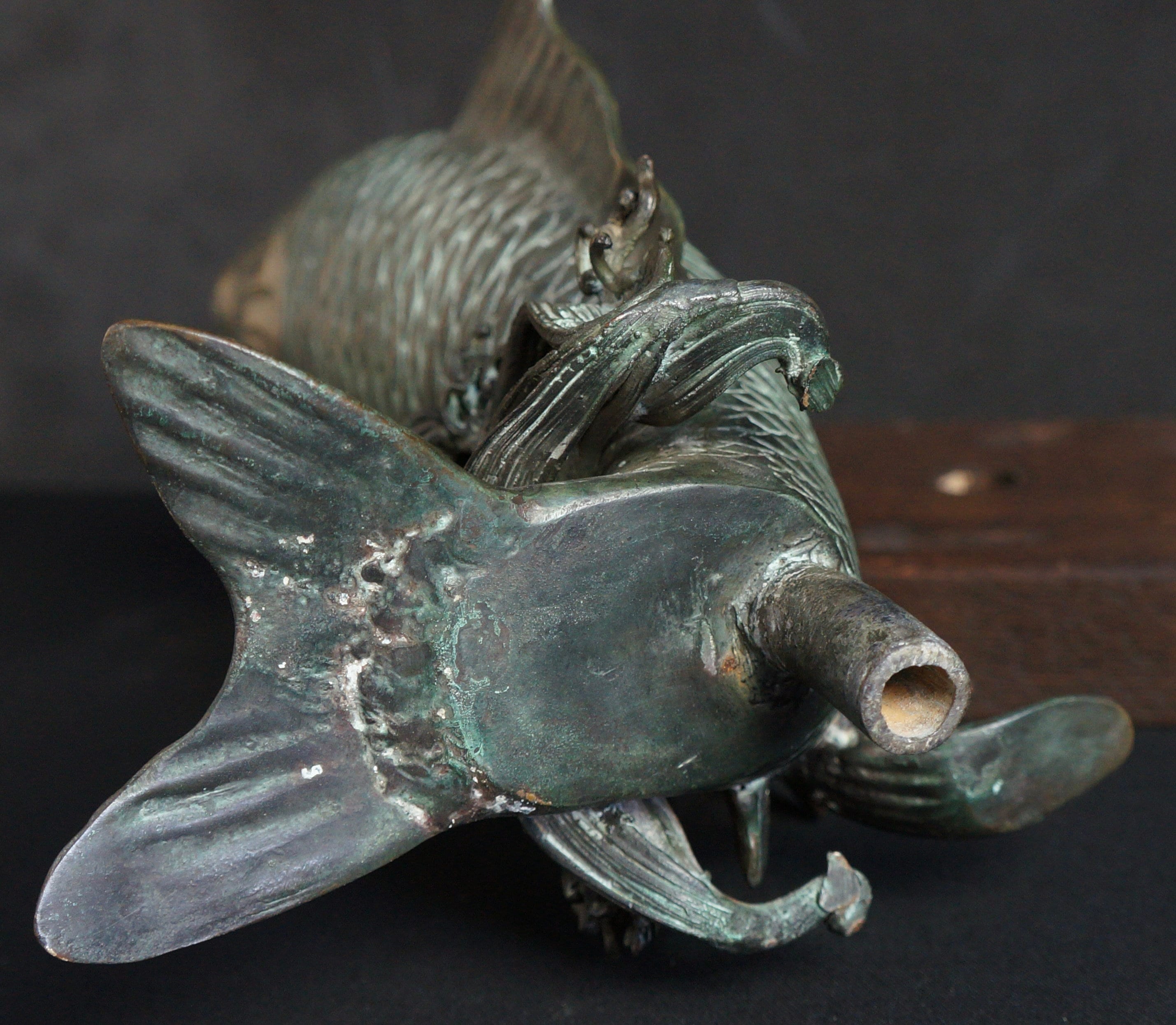 Zerodeko Statua Decorativa Pesce Koi In Grigio: Scultura Per Esterni, Fontana Da Giardino, Spruzzatore D'acqua, 13.5x11x6.6 Cm
