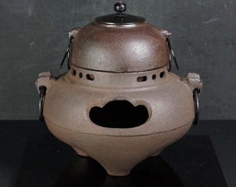 アンティークの日本の茶道具、青銅製の火鉢と鋳鉄製のやかんのセット